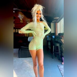 ST PATTYS ☘️☘️☘️ Green Lace Romper/Onesie - suuuuper flattering 😌